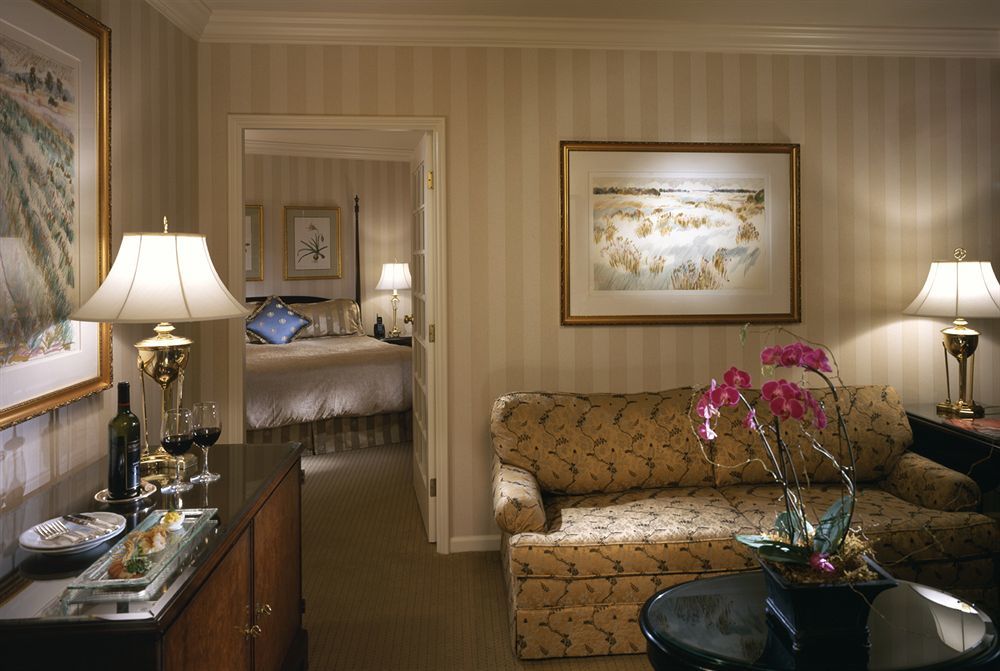 The Sutton Place Hotel Vancouver Zimmer foto A suite at the Ritz-Carlton, Boston
